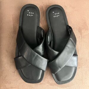 Size 9.5 Daisy Crossband Sandals